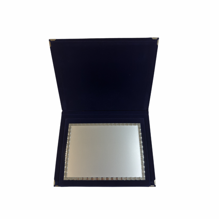 Placa de Homenagem com Carteira de Veludo – Personalizável com Gravação